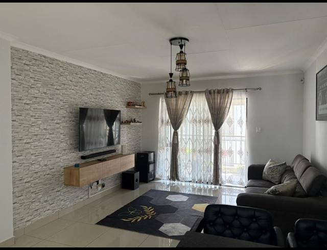 2 BEDROOM TOWNHOUSE FOR SALE IN CRYSTAL PARK